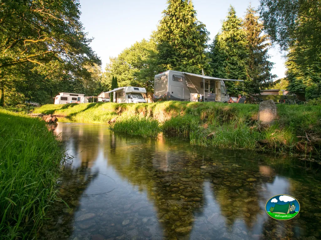Caravanas reflejadas en el arroyo