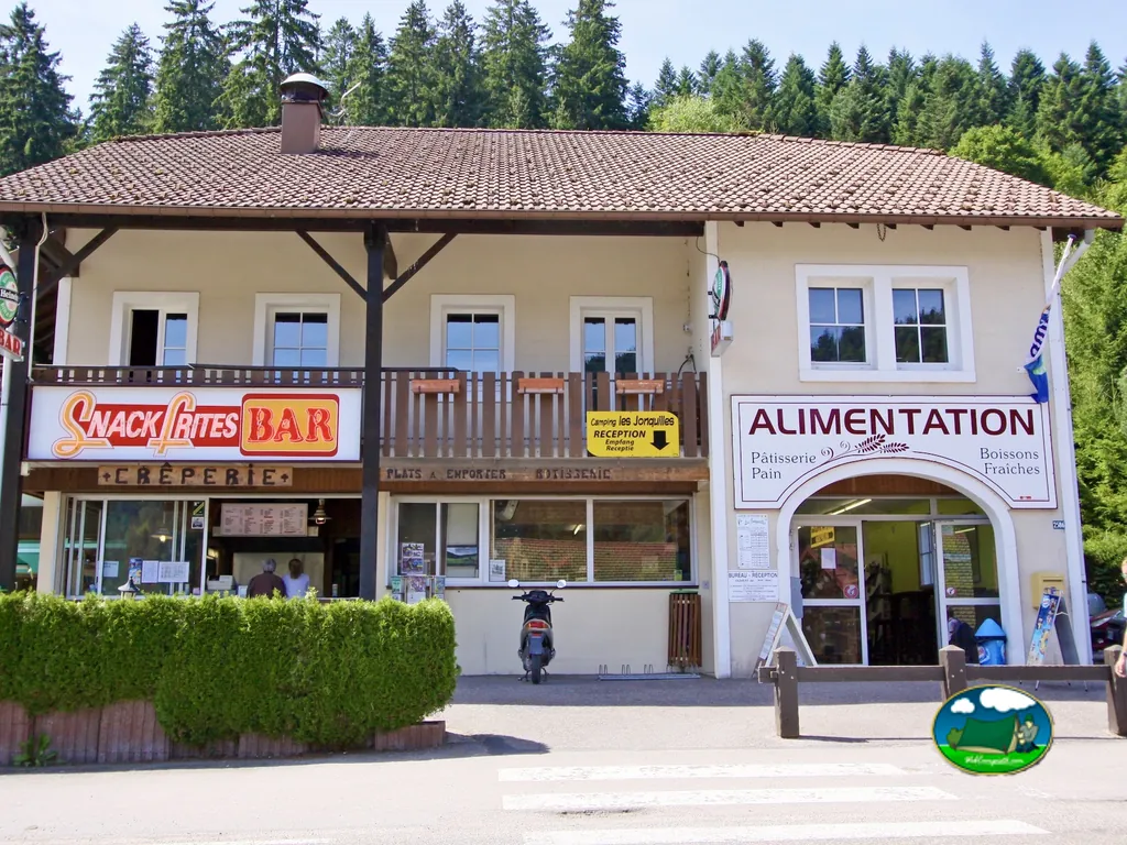 Restaurante y tienda del recinto