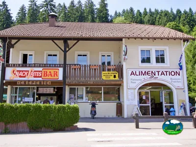 Restaurante y tienda del recinto
