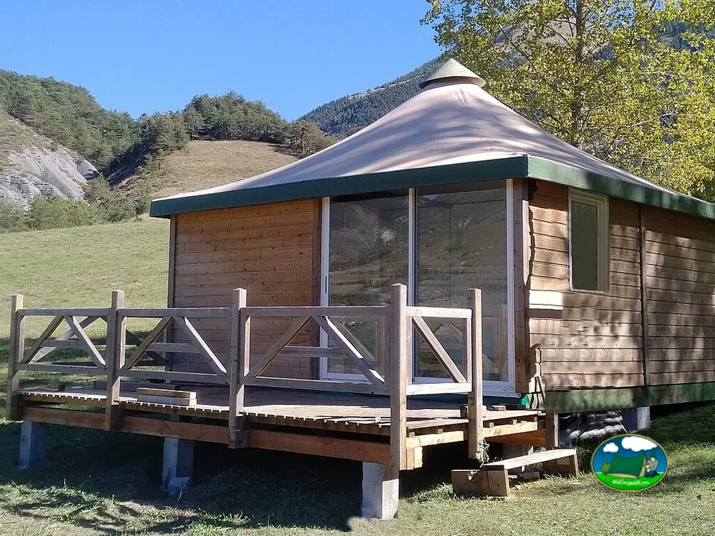 cabaña con terraza junto a montaña