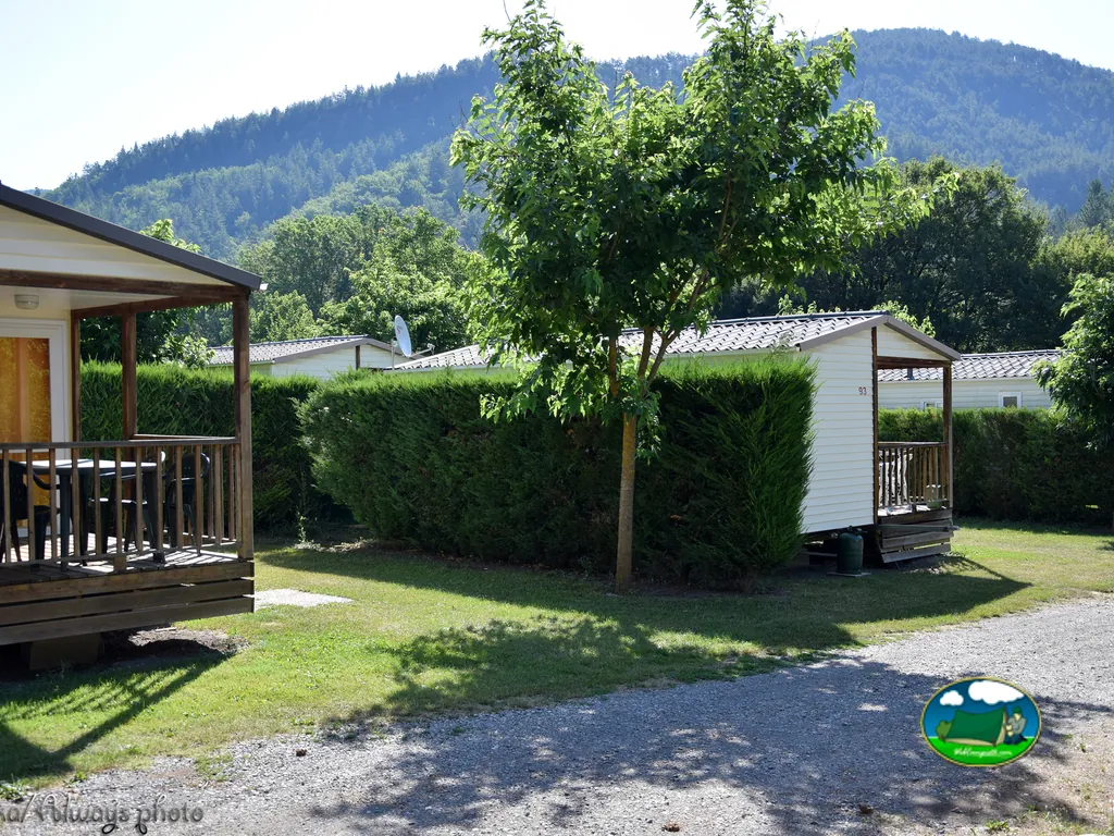 Casas móviles entre setos