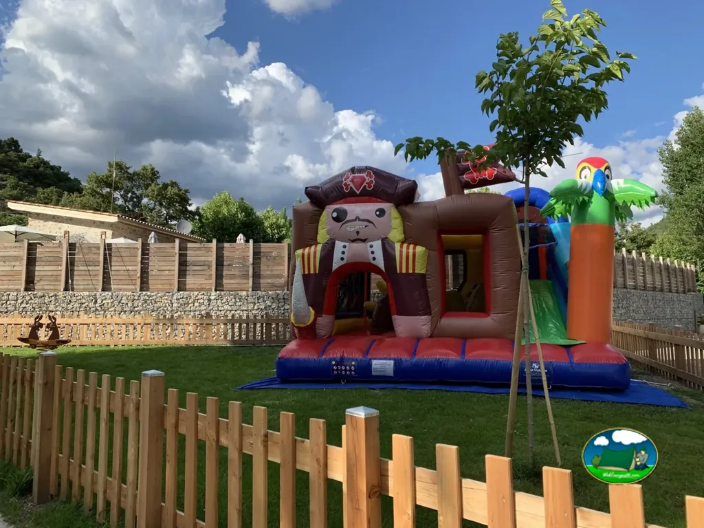 castillo hinchable infantil junto a piscina