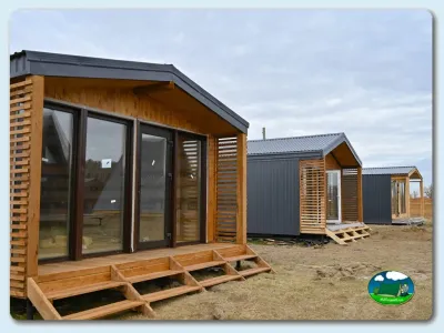 Glamping con terraza de madera y vistas al entorno del Camping O Paraíso, Merexo (A Coruña)