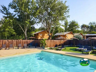 Piscina junto a cabañas