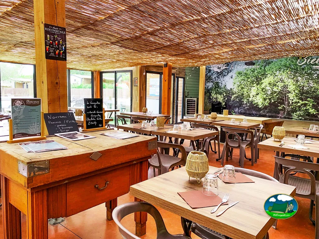 Restaurante bajo techo de cañas