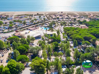 Recinto junto a playa extensa