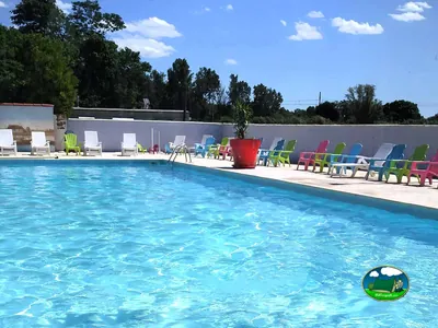 Piscina exterior con tumbonas coloridas