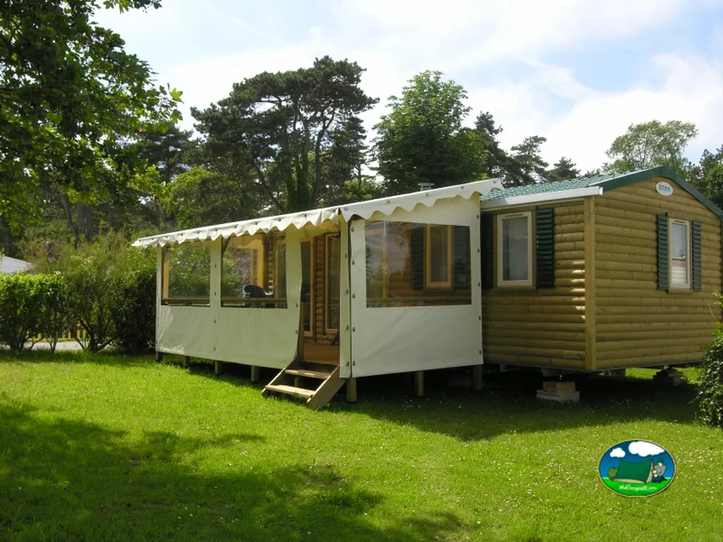 Mobil home entre árboles de Camping Le Joncal, Grandcamp-Maisy