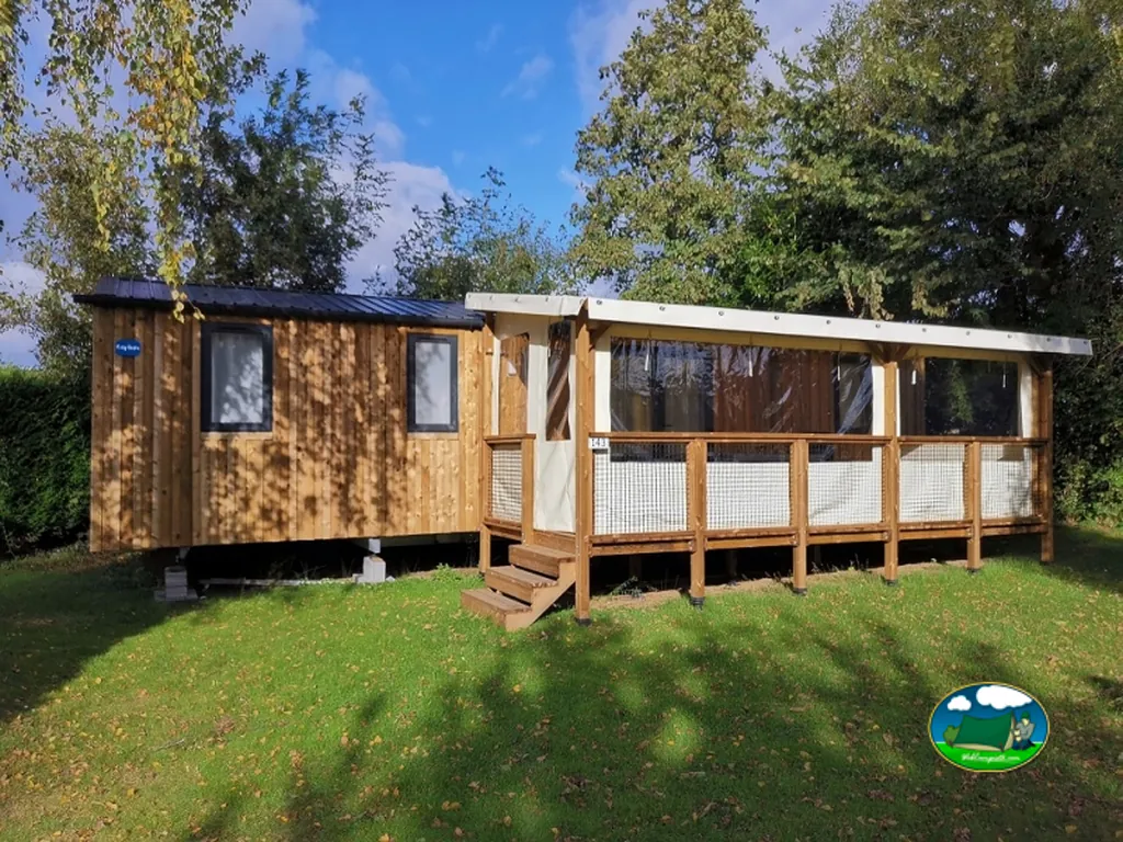 Alojamiento de madera con terraza de Camping Le Joncal, Grandcamp-Maisy
