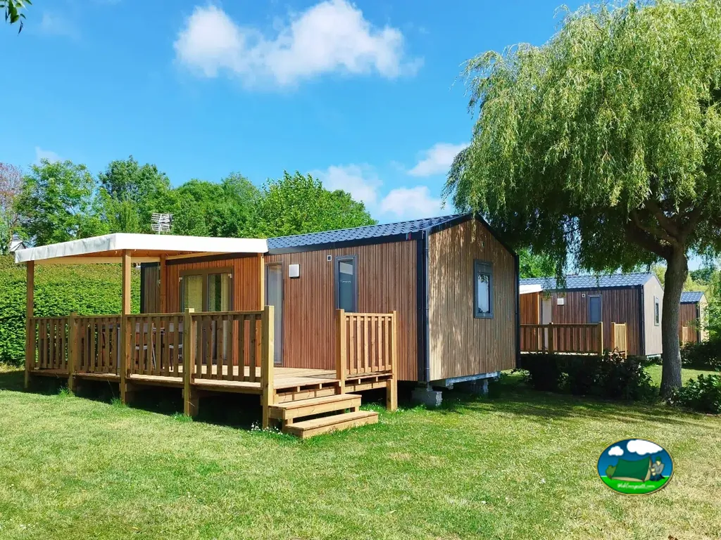 mobil-home con porche sobre césped