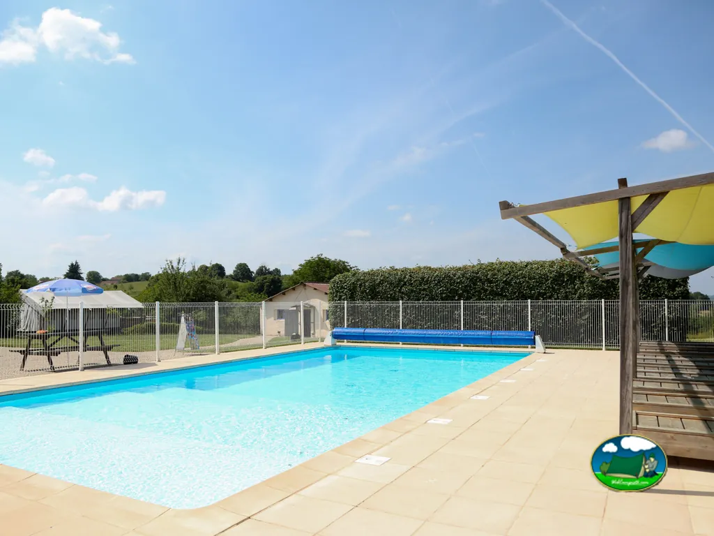 piscina exterior con zona de descanso