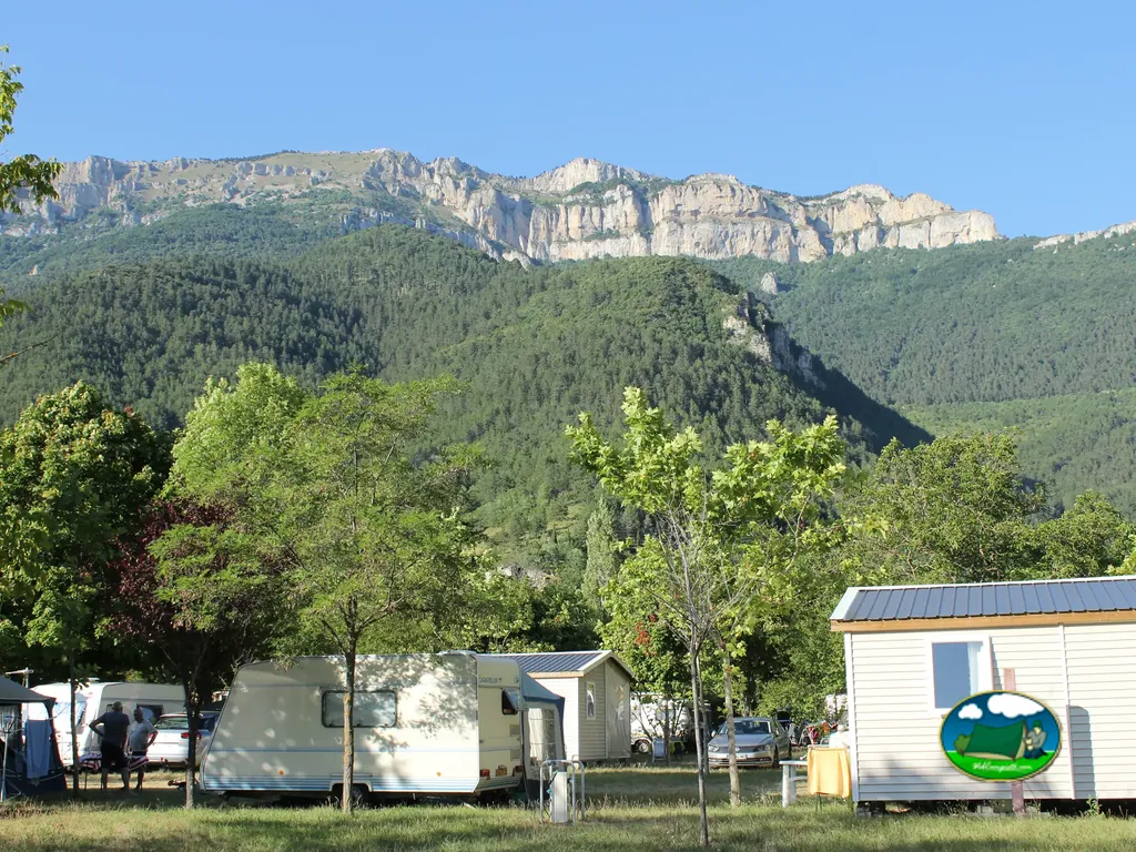Recinto con montañas al fondo