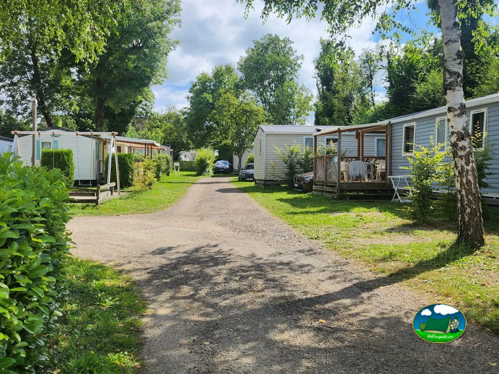 Camino flanqueado por casas móviles