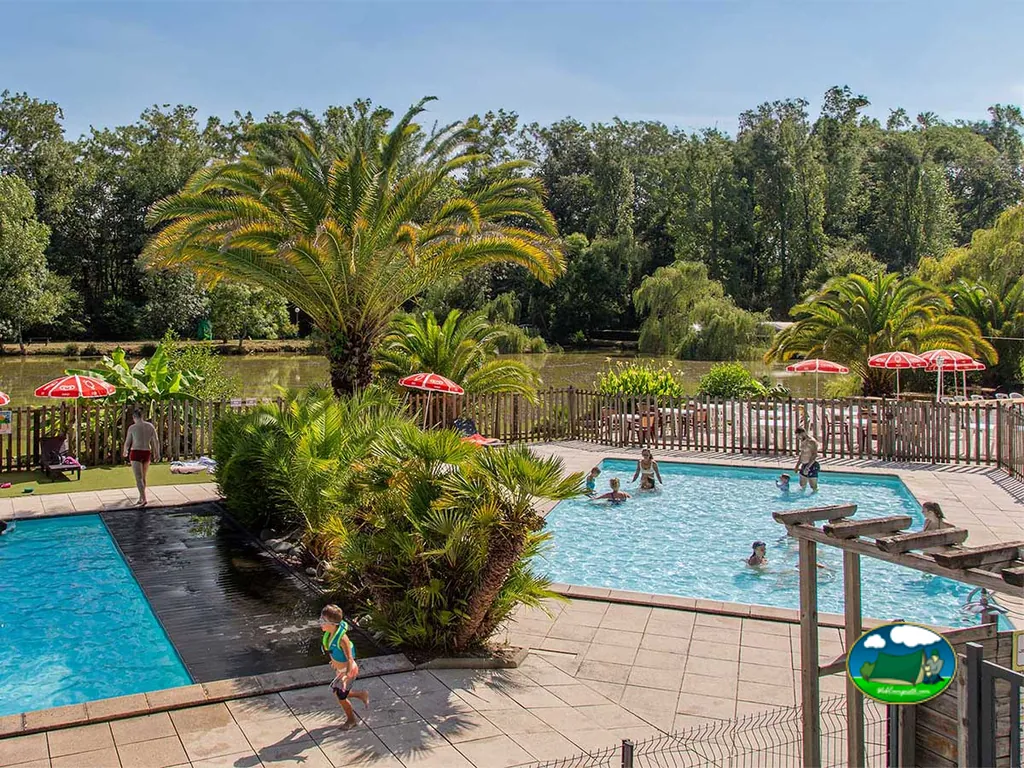 piscina infantil con bañistas