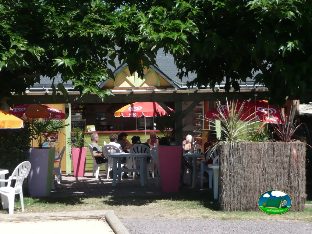 terraza de bar con clientes