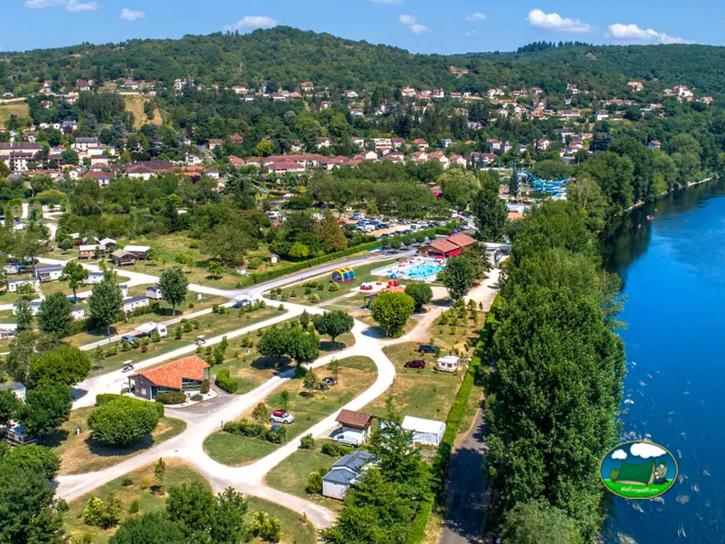 Recinto extendido junto al río