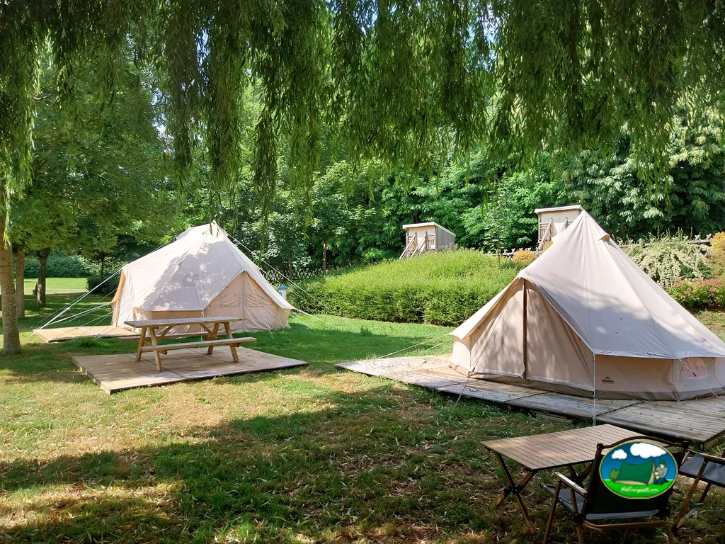Tiendas glamping bajo sauces