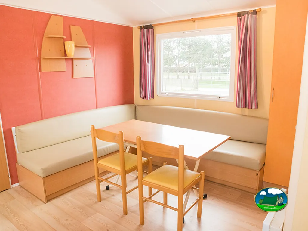 Comedor interior de casa móvil