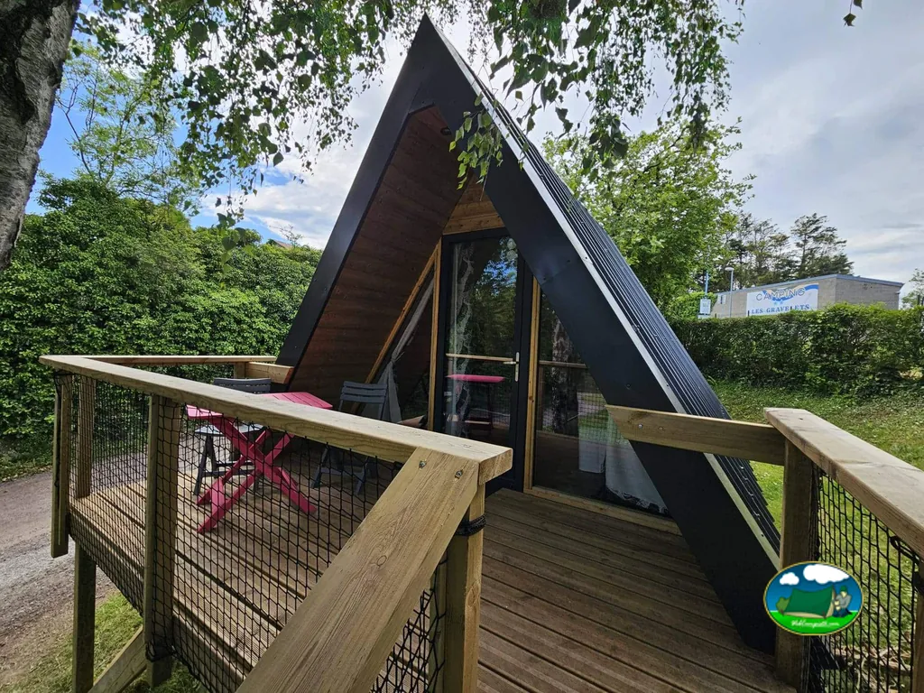 Cabaña triangular con terraza