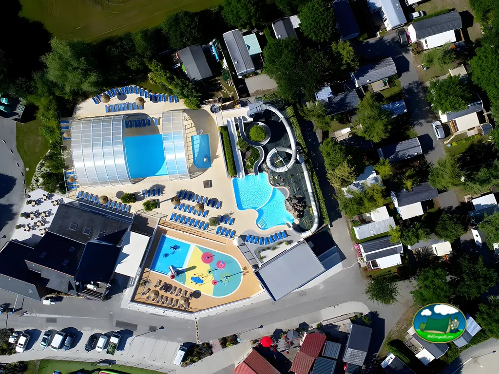 vista aérea de piscina con toboganes
