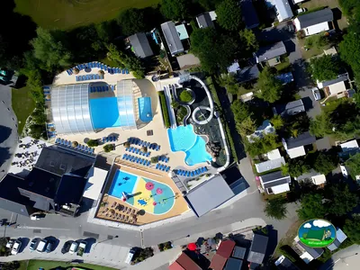 vista aérea de piscina con toboganes