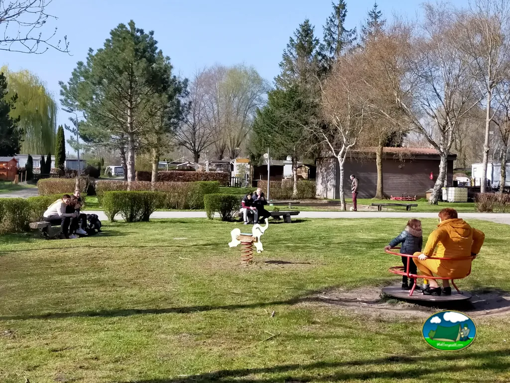 Zona infantil sobre pradera
