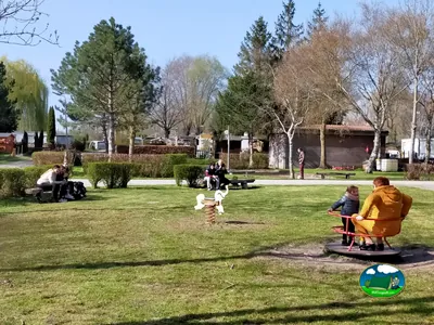 Zona infantil sobre pradera