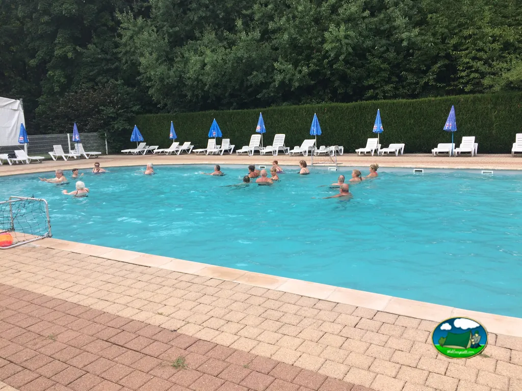 Piscina exterior con bañistas