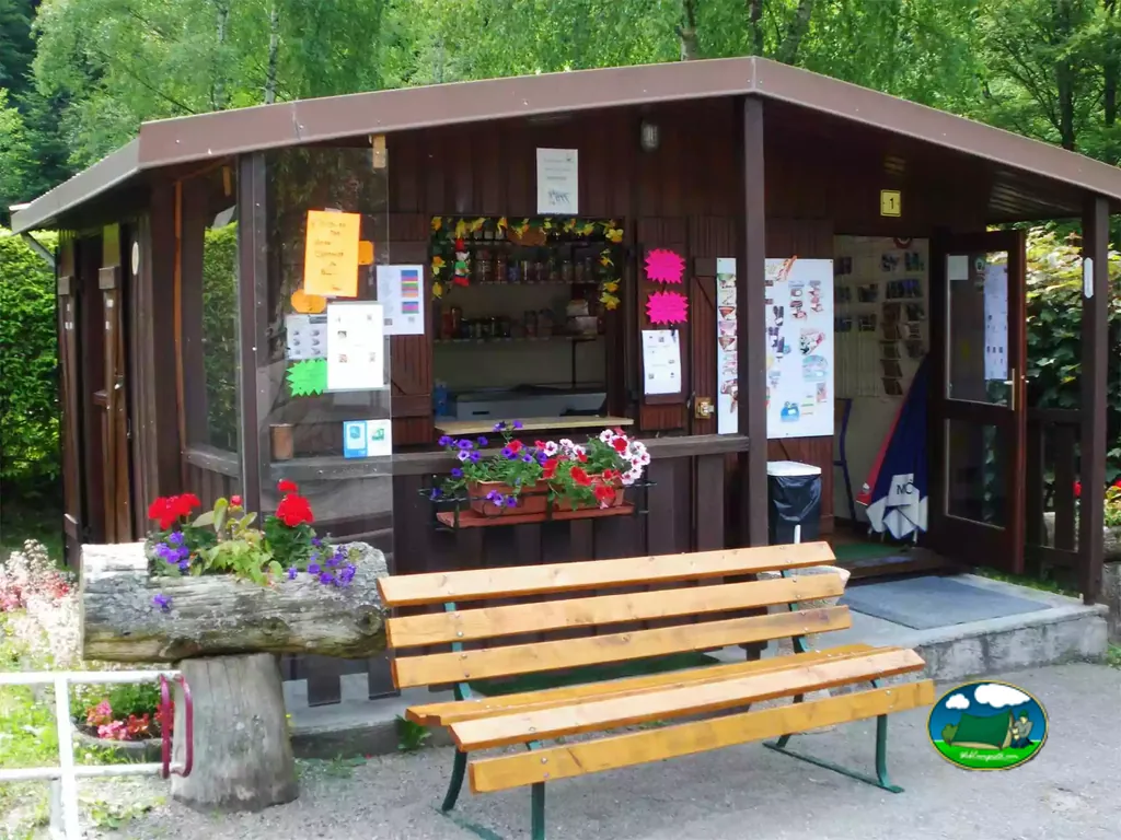 tienda y recepción junto a sendero