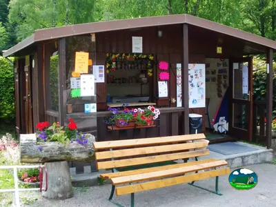 tienda y recepción junto a sendero