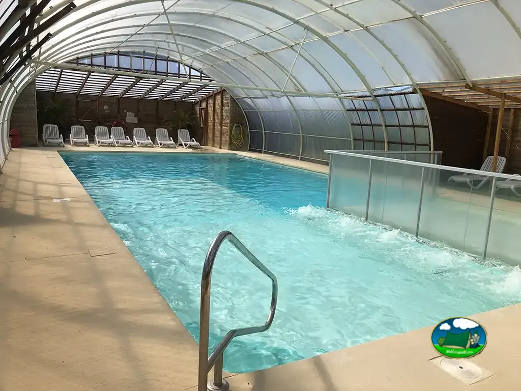 Piscina interior con cascada