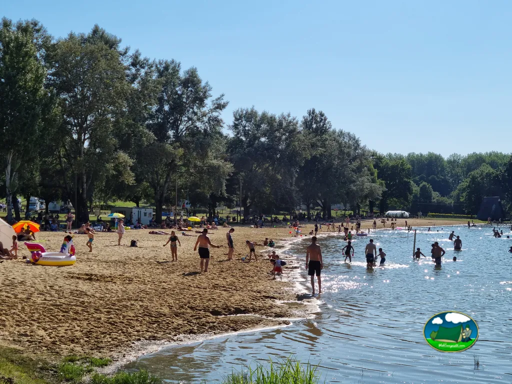 playa de lago con bañistas