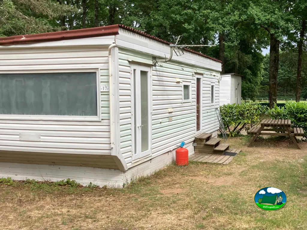 mobil-home con mesa de pícnic