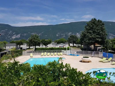 Piscina frente a montaña