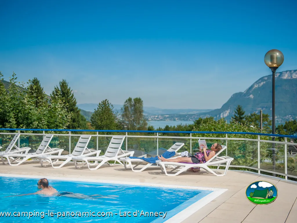 piscina con vistas al lago