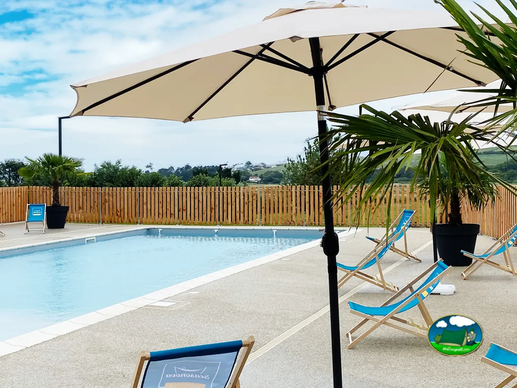 Piscina exterior con sombrilla