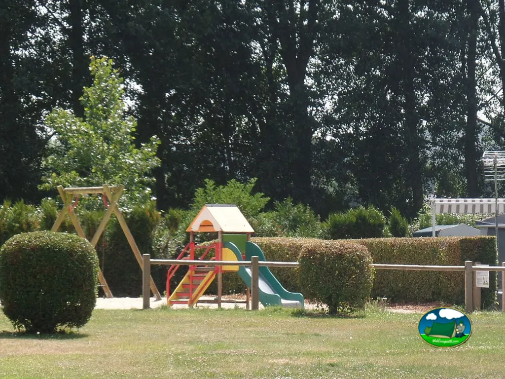 Parque infantil entre setos