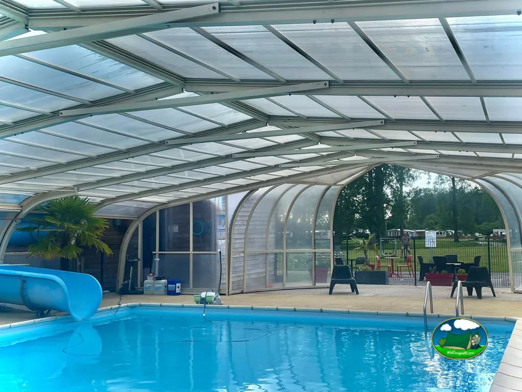 Piscina interior con tobogán