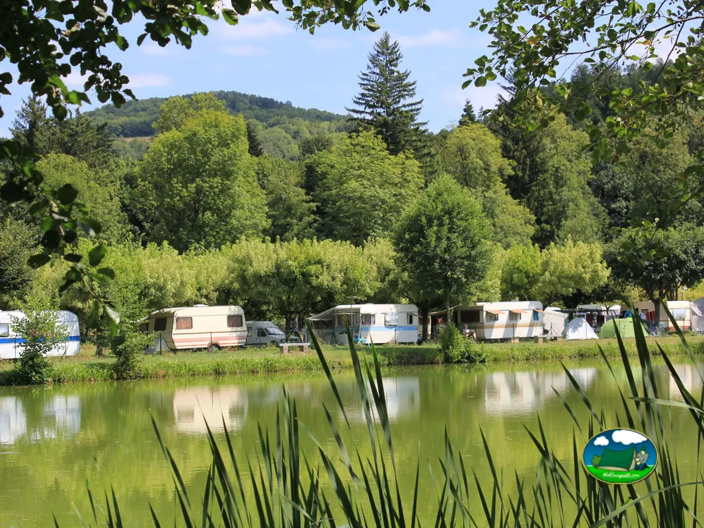 Caravanas reflejadas en el lago
