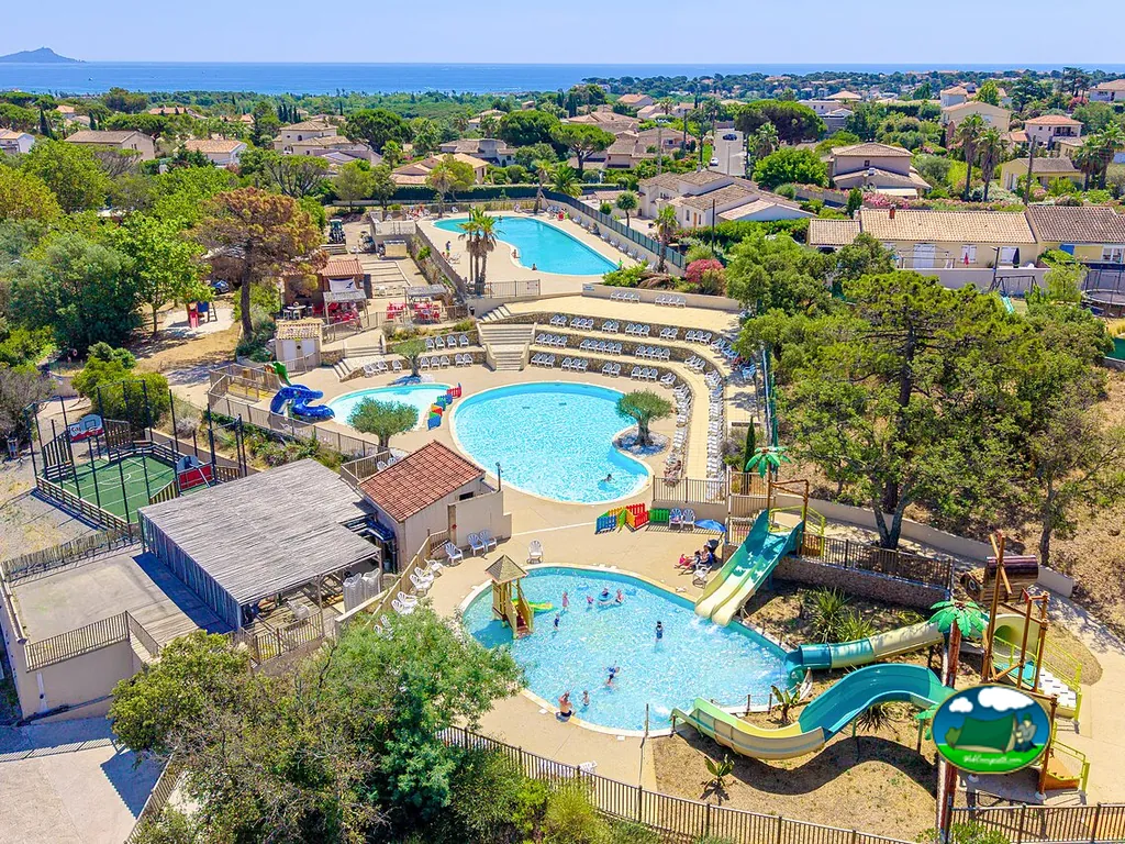 vista aérea de piscina con toboganes