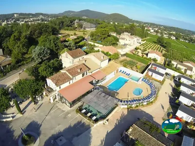 Vista aérea con piscina