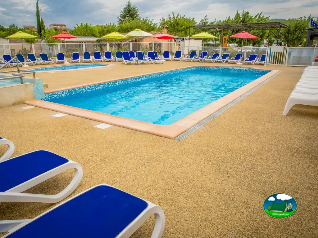 Piscina exterior con tumbonas