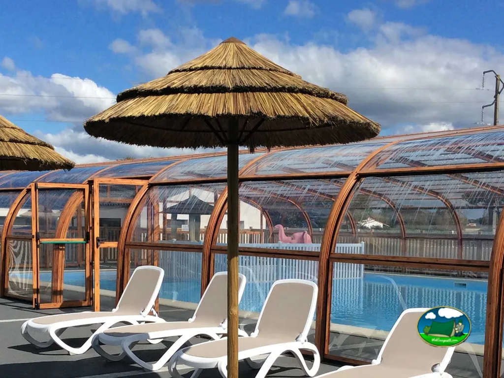 Piscina cubierta con sombrillas
