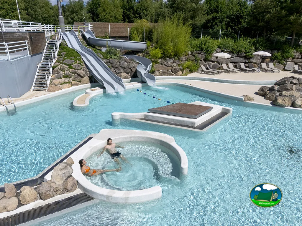 Piscina con canales y toboganes