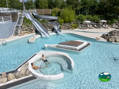Piscina con canales y toboganes