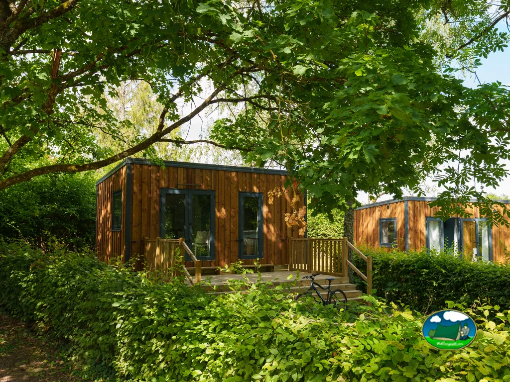 Cabañas modernas entre árboles