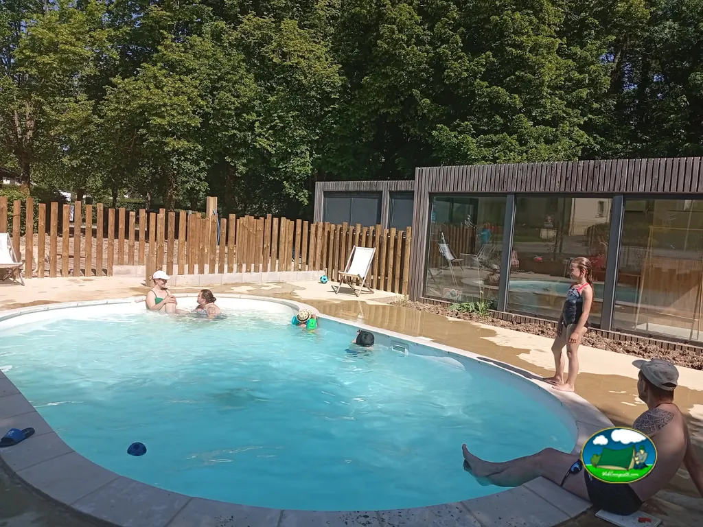 niños en piscina exterior