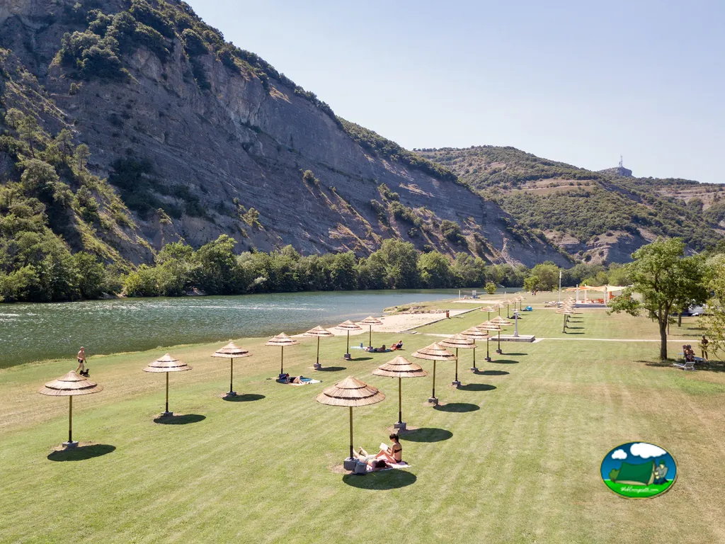 Pradera recreativa junto al lago