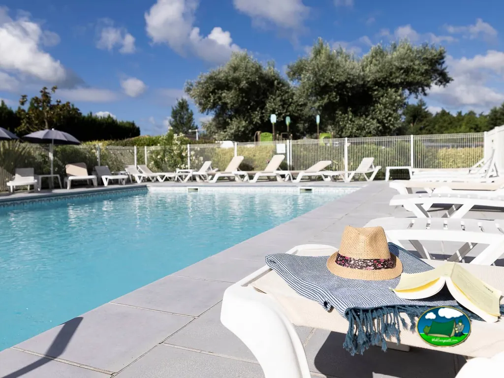 Piscina soleada con tumbonas