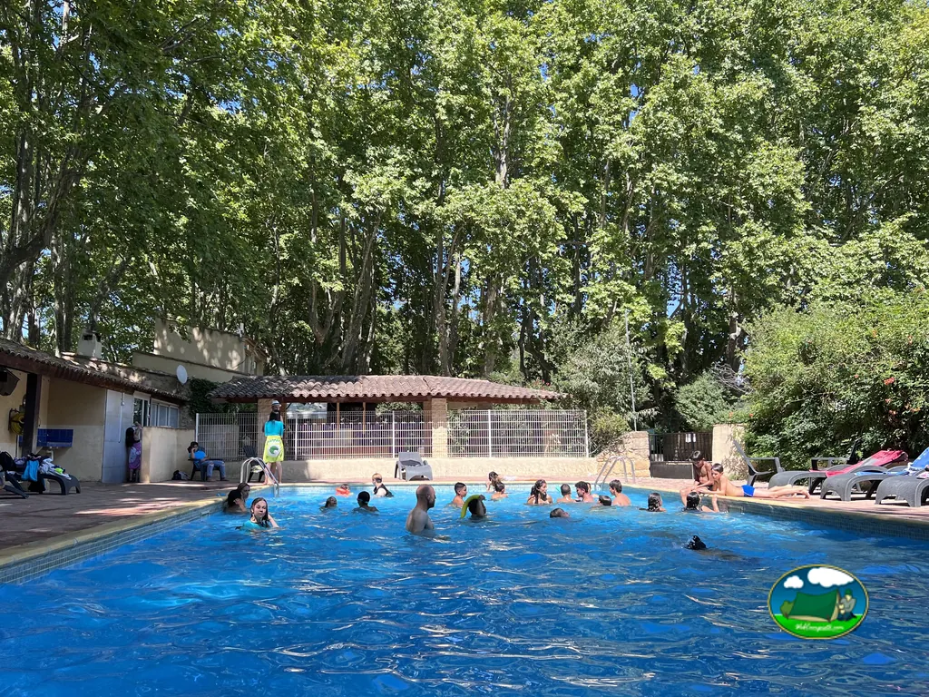 Piscina rodeada de bañistas